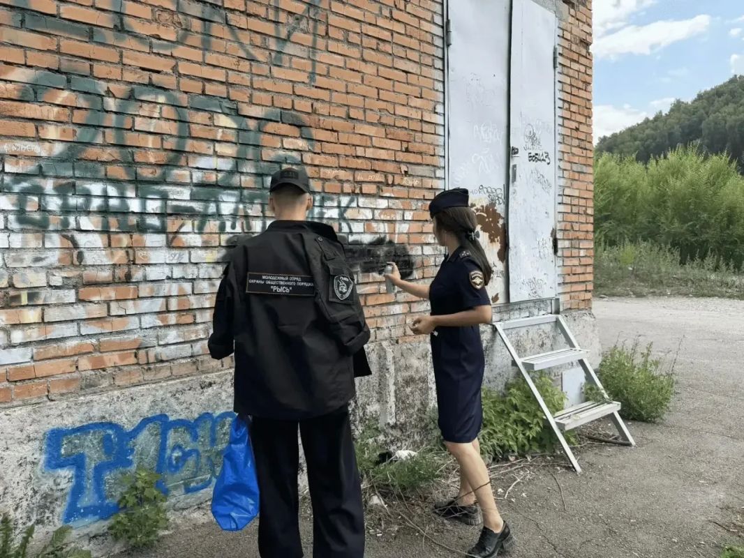 На улицах города силами сотрудников полиции и членов молодежного отряда «Рысь» проводится работа по ликвидации несанкционированных граффити с информацией о распространении наркотических средств На улицах города силами сотрудников полиции и членов молодежного отряда «Рысь» проводится работа по ликвидации несанкционированных граффити с информацией о распространении наркотических средств
