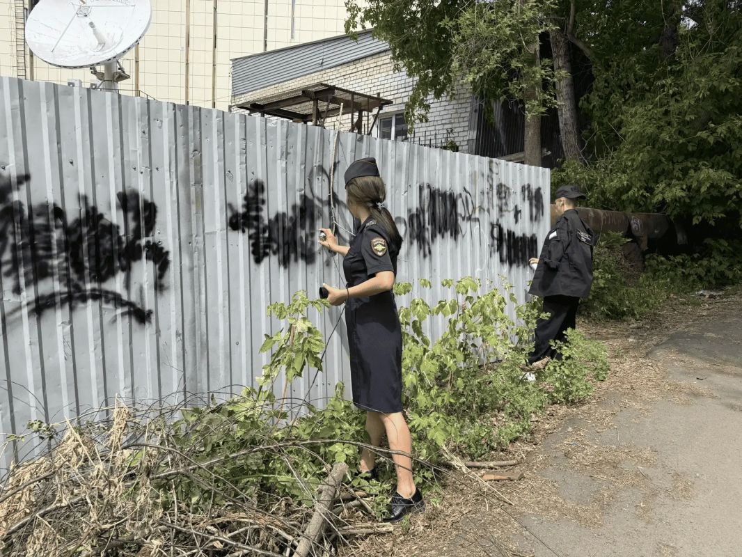 Сотрудники полиции совместно с активистами молодежного отряда охраны общественного порядка «Рысь» провели рейд по закрашиванию надписей, содержащих рекламу наркотиков Сотрудники полиции совместно с активистами молодежного отряда охраны общественного порядка «Рысь» провели рейд по закрашиванию надписей, содержащих рекламу наркотиков