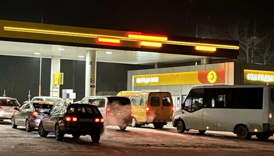 Власти Рубцовска решили ввести сложную схему заправки по номерам на одной АЗС из-за очереди в километр