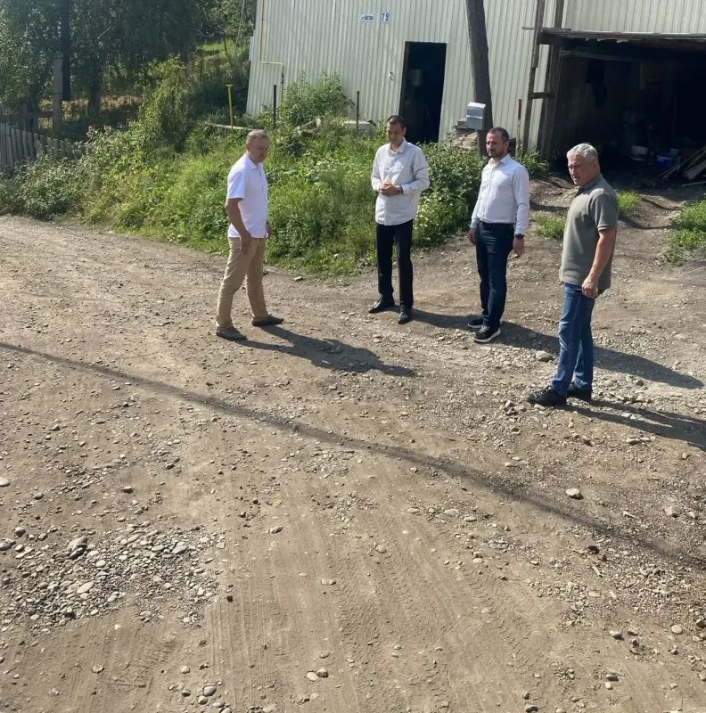 В ходе рабочей поездки главы Республики Алтай Андрея Турчака в Горно-Алтайск жители микрорайона «Поселок Афганцев» обратились с просьбой привести в порядок дорожное покрытие и систему водоотвода В ходе рабочей поездки главы Республики Алтай Андрея Турчака в Горно-Алтайск жители микрорайона «Поселок Афганцев» обратились с просьбой привести в порядок дорожное покрытие и систему водоотвода