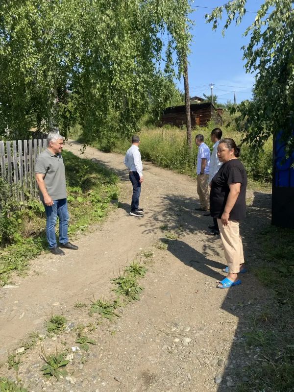 В ходе рабочей поездки главы Республики Алтай Андрея Турчака в Горно-Алтайск жители микрорайона «Поселок Афганцев» обратились с просьбой привести в порядок дорожное покрытие и систему водоотвода В ходе рабочей поездки главы Республики Алтай Андрея Турчака в Горно-Алтайск жители микрорайона «Поселок Афганцев» обратились с просьбой привести в порядок дорожное покрытие и систему водоотвода
