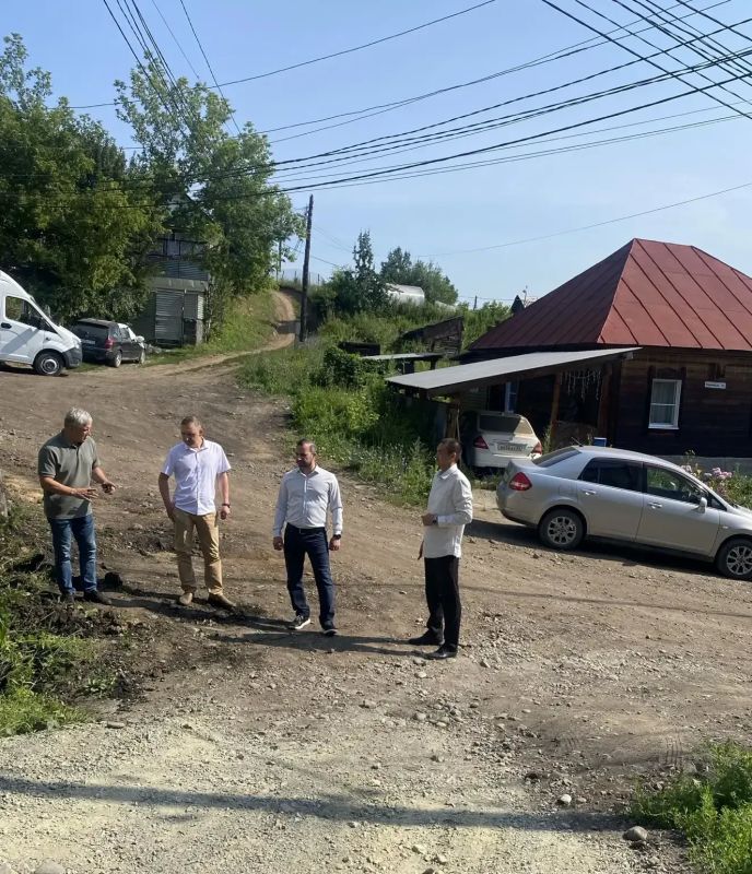 В ходе рабочей поездки главы Республики Алтай Андрея Турчака в Горно-Алтайск жители микрорайона «Поселок Афганцев» обратились с просьбой привести в порядок дорожное покрытие и систему водоотвода В ходе рабочей поездки главы Республики Алтай Андрея Турчака в Горно-Алтайск жители микрорайона «Поселок Афганцев» обратились с просьбой привести в порядок дорожное покрытие и систему водоотвода