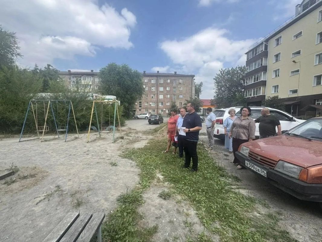 Глава Майминского района Петр Громов вместе с представителями республиканского парламента и местной власти проверил состояние детских игровых зон в райцентре Глава Майминского района Петр Громов вместе с представителями республиканского парламента и местной власти проверил состояние детских игровых зон в райцентре