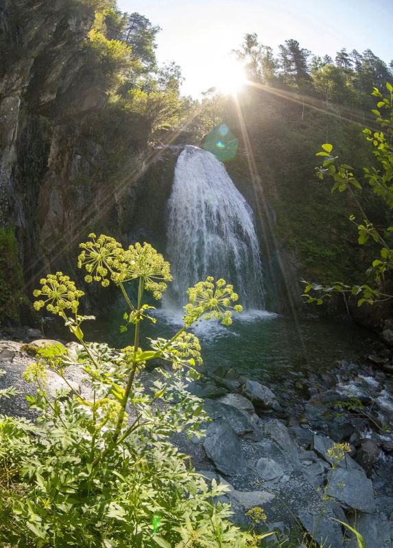 Солнечный водопад Корбу в середине лета Солнечный водопад Корбу в середине лета