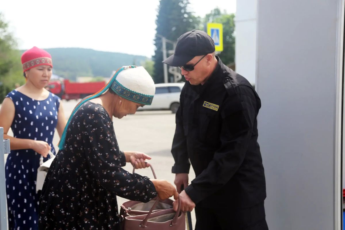 Сотрудники полиции обеспечили охрану общественного порядка и безопасность дорожного движения на межрегиональном празднике «Эл-Ойын - 2026» Сотрудники полиции обеспечили охрану общественного порядка и безопасность дорожного движения на межрегиональном празднике «Эл-Ойын - 2026»
