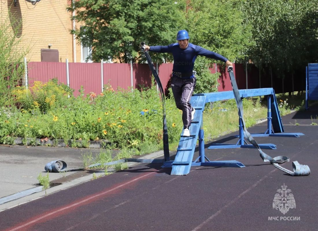 Пожарные успешно прошли квалификационную аттестацию Пожарные успешно прошли квалификационную аттестацию