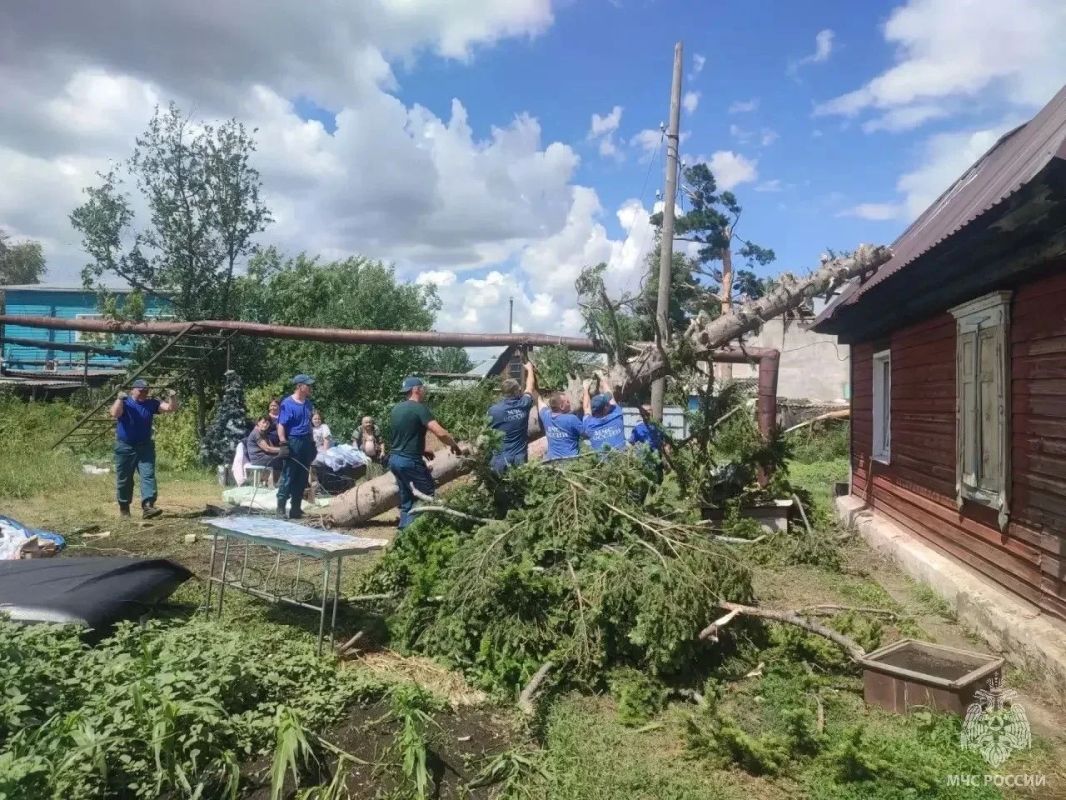 Ураганный ветер с порывами более 40 м/с повредил 152 кровли зданий в Краснощековском районе Алтайского края, сообщили в ГУ МЧС по региону Ураганный ветер с порывами более 40 м/с повредил 152 кровли зданий в Краснощековском районе Алтайского края, сообщили в ГУ МЧС по региону
