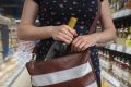 Очередная горожанка попалась на краже спиртного из магазина