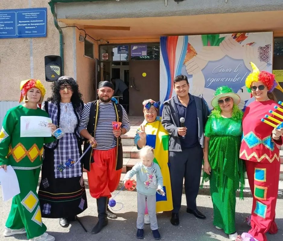 В последний день лета в Усть-Коксе артисты Дома творчества и досуга провели для ребят конкурсно-игровую программу «Прощай, лето — здравствуй, школа!», приуроченную ко Дню знаний В последний день лета в Усть-Коксе артисты Дома творчества и досуга провели для ребят конкурсно-игровую программу «Прощай, лето — здравствуй, школа!», приуроченную ко Дню знаний
