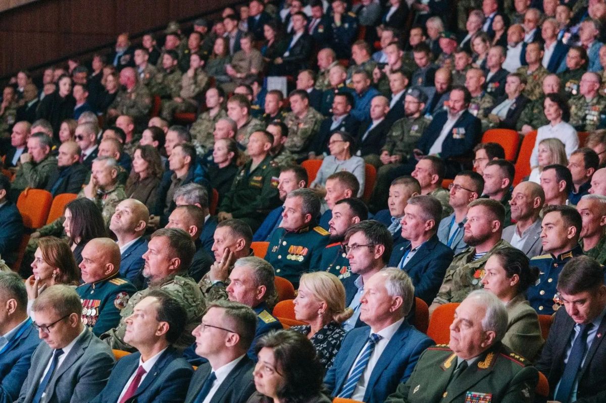 Центральным событием Всероссийского форума ветеранов СВО «Вместе победим» стало пленарное заседание «СВОИ», где главными экспертами выступили сами защитники Центральным событием Всероссийского форума ветеранов СВО «Вместе победим» стало пленарное заседание «СВОИ», где главными экспертами выступили сами защитники