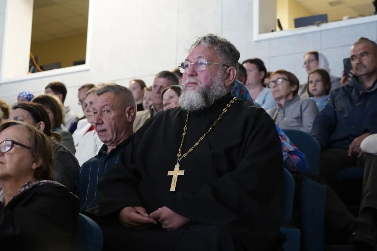 Приняла участие в юбилейных торжествах, посвященных 100-летию со дня блаженной кончины святителя Макария, митрополита Московского и Коломенского, а также десятилетия перенесения его честных мощей в ГорноАлтайск Приняла участие в юбилейных торжествах, посвященных 100-летию со дня блаженной кончины святителя Макария, митрополита Московского и Коломенского, а также десятилетия перенесения его честных мощей в ГорноАлтайск
