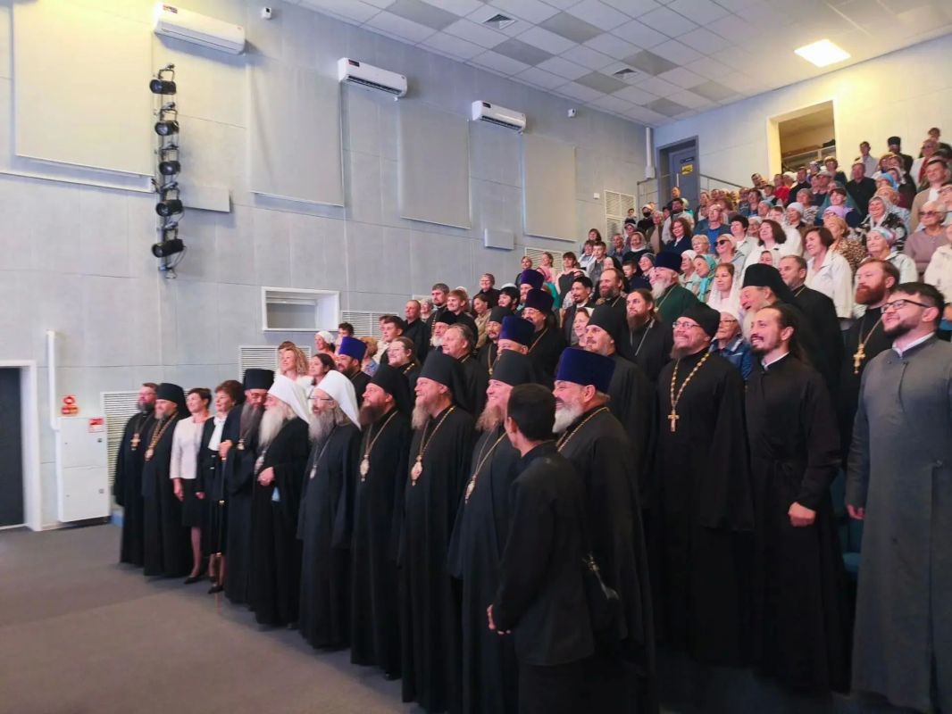 Приняла участие в юбилейных торжествах, посвященных 100-летию со дня блаженной кончины святителя Макария, митрополита Московского и Коломенского, а также десятилетия перенесения его честных мощей в ГорноАлтайск Приняла участие в юбилейных торжествах, посвященных 100-летию со дня блаженной кончины святителя Макария, митрополита Московского и Коломенского, а также десятилетия перенесения его честных мощей в ГорноАлтайск