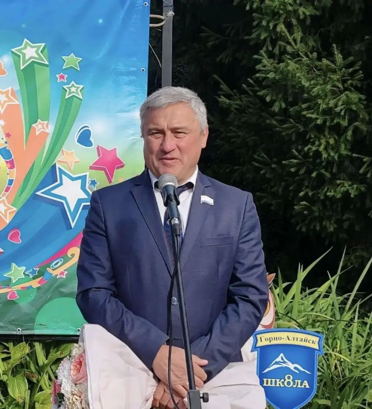 С Днём знаний обучающихся и преподавателей Горно-Алтайского политехнического колледжа им. М. З. Гнездилова поздравил заместитель председателя парламента Герман Чепкин С Днём знаний обучающихся и преподавателей Горно-Алтайского политехнического колледжа им. М. З. Гнездилова поздравил заместитель председателя парламента Герман Чепкин