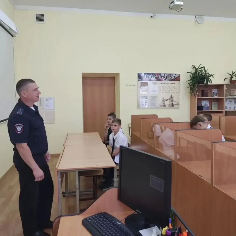 «Первый урок о безопасности»: сотрудники Алтайского линейного управления МВД России провели беседу со школьниками Косихинского района «Первый урок о безопасности»: сотрудники Алтайского линейного управления МВД России провели беседу со школьниками Косихинского района