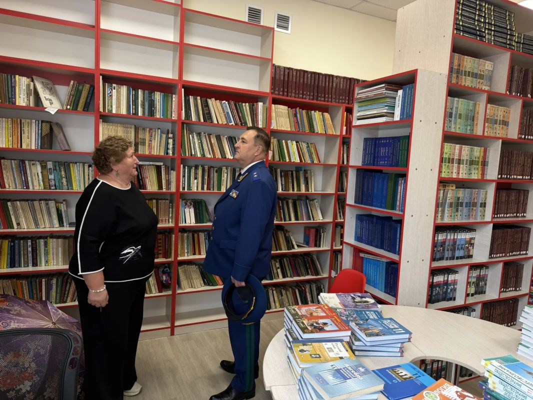 Прокурор республики проинспектировал готовность школы г. Горно-Алтайска к новому учебному году Прокурор республики проинспектировал готовность школы г. Горно-Алтайска к новому учебному году