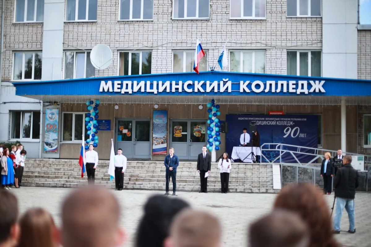 Андрей Турчак: В День знаний вручил медаль «Ирбис» медицинскому колледжу Андрей Турчак: В День знаний вручил медаль «Ирбис» медицинскому колледжу