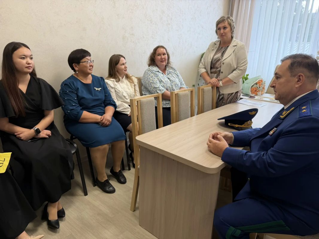 Прокурор республики проинспектировал готовность школы г. Горно-Алтайска к новому учебному году Прокурор республики проинспектировал готовность школы г. Горно-Алтайска к новому учебному году