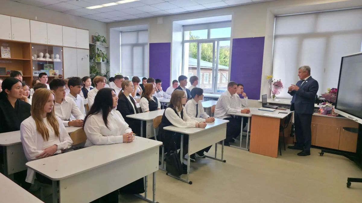 С Днём знаний обучающихся и преподавателей Горно-Алтайского политехнического колледжа им. М. З. Гнездилова поздравил заместитель председателя парламента Герман Чепкин С Днём знаний обучающихся и преподавателей Горно-Алтайского политехнического колледжа им. М. З. Гнездилова поздравил заместитель председателя парламента Герман Чепкин