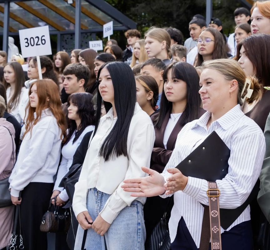 С Днём знаний обучающихся и преподавателей Горно-Алтайского политехнического колледжа им. М. З. Гнездилова поздравил заместитель председателя парламента Герман Чепкин С Днём знаний обучающихся и преподавателей Горно-Алтайского политехнического колледжа им. М. З. Гнездилова поздравил заместитель председателя парламента Герман Чепкин