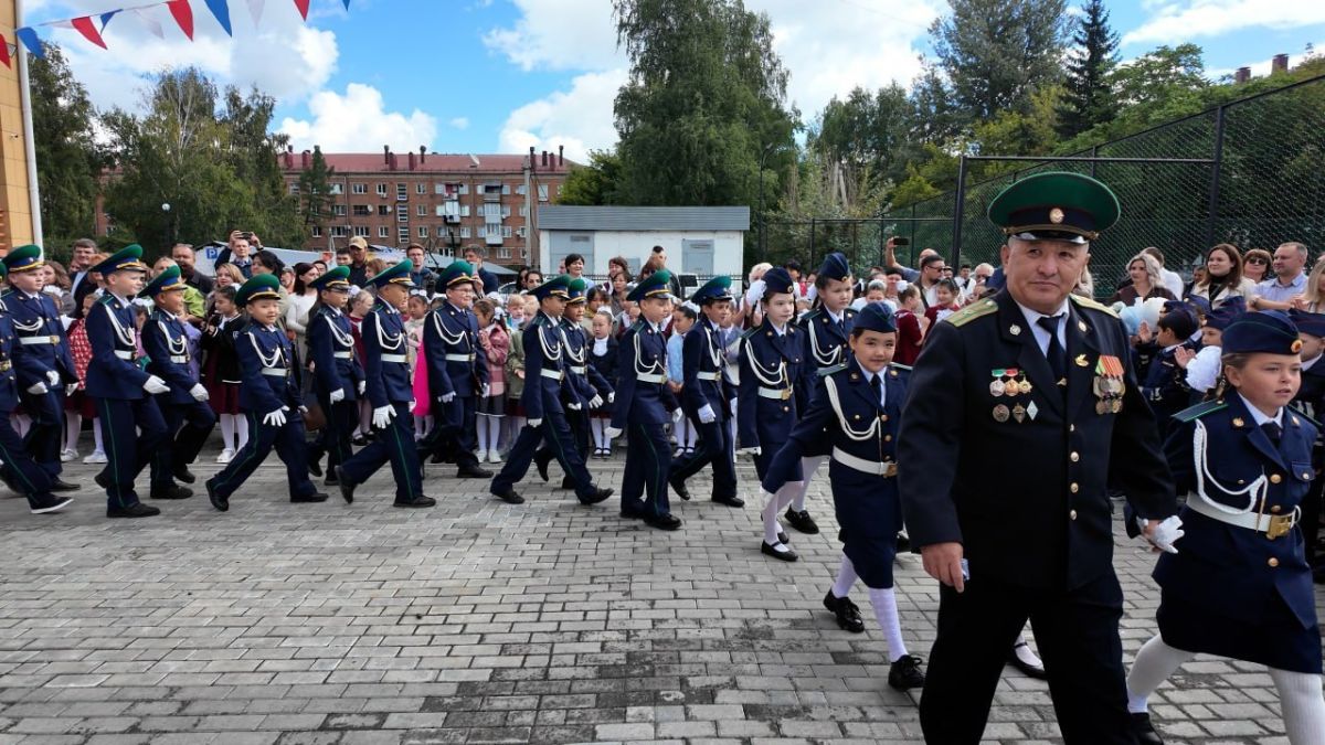 В гимназии №9 «Гармония» открыли класс юных пограничников, 19 ребят получили зеленые фуражки и флаг движения «Юные друзья пограничников» В гимназии №9 «Гармония» открыли класс юных пограничников, 19 ребят получили зеленые фуражки и флаг движения «Юные друзья пограничников»