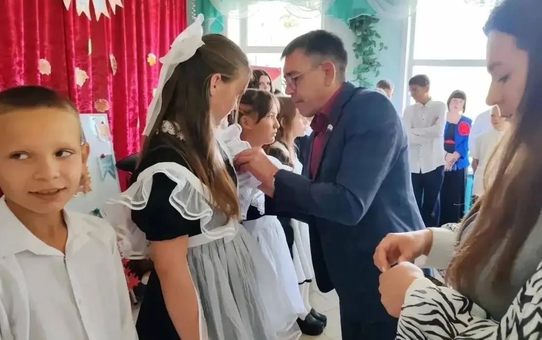 В День знаний в школах и учебных заведениях Республики Алтай прошли торжественные линейки В День знаний в школах и учебных заведениях Республики Алтай прошли торжественные линейки