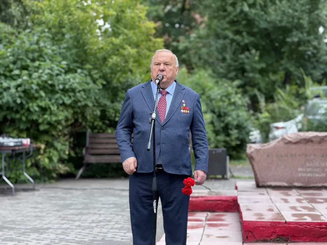 Сотрудники Министерства внутренних дел по Республике Алтай приняли в памятном митинге, посвященном Дню солидарности в борьбе с терроризмом Сотрудники Министерства внутренних дел по Республике Алтай приняли в памятном митинге, посвященном Дню солидарности в борьбе с терроризмом