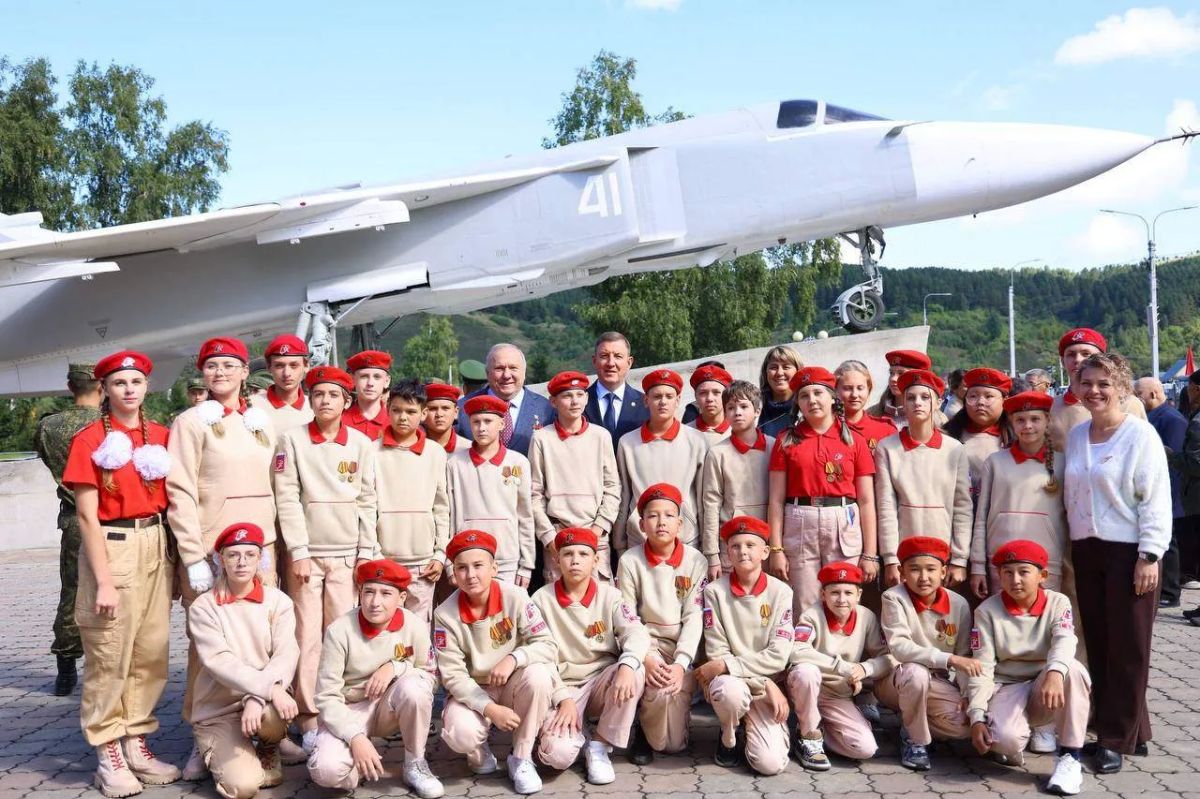 Боевой самолет Су-24 установили в Парке Победы Боевой самолет Су-24 установили в Парке Победы