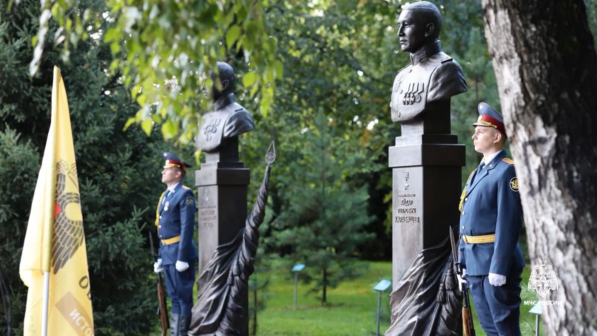 Сотрудники Главного управления приняли участие в памятных мероприятиях в Горно-Алтайске Сотрудники Главного управления приняли участие в памятных мероприятиях в Горно-Алтайске