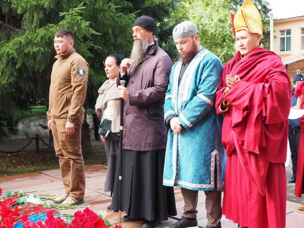 В Горно-Алтайске почтили память жертв терроризма В Горно-Алтайске почтили память жертв терроризма
