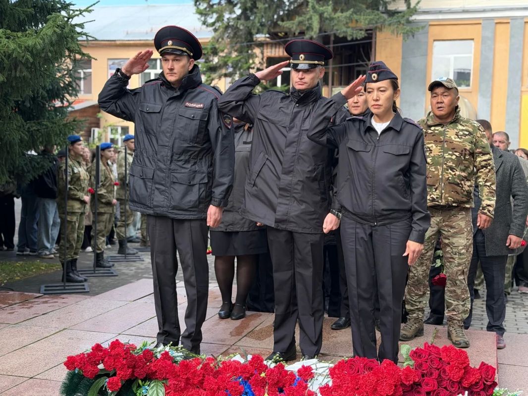 Сотрудники Министерства внутренних дел по Республике Алтай приняли в памятном митинге, посвященном Дню солидарности в борьбе с терроризмом Сотрудники Министерства внутренних дел по Республике Алтай приняли в памятном митинге, посвященном Дню солидарности в борьбе с терроризмом
