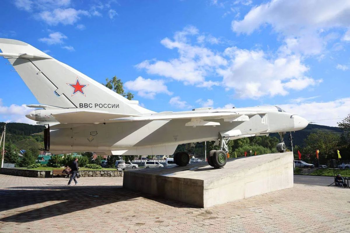 Боевой самолет Су-24 установили в Парке Победы Боевой самолет Су-24 установили в Парке Победы