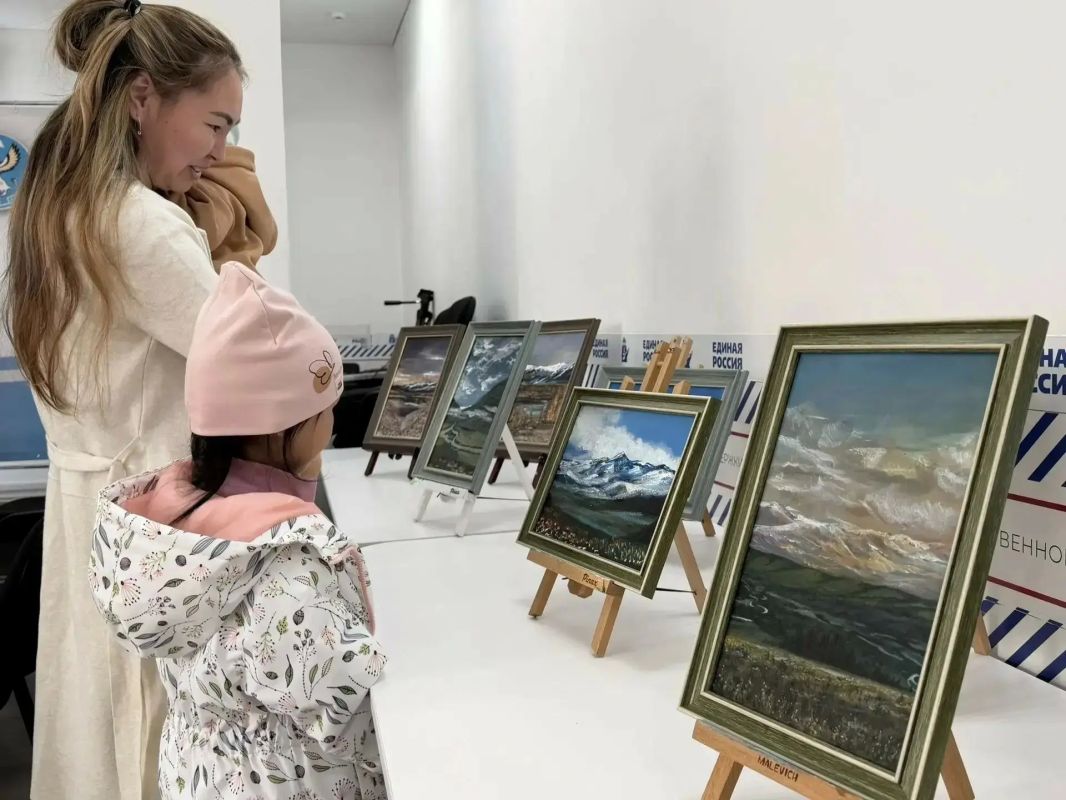 В Штабе общественной поддержки Единой России прошла выставка картин Эркелей Тоедовой В Штабе общественной поддержки Единой России прошла выставка картин Эркелей Тоедовой