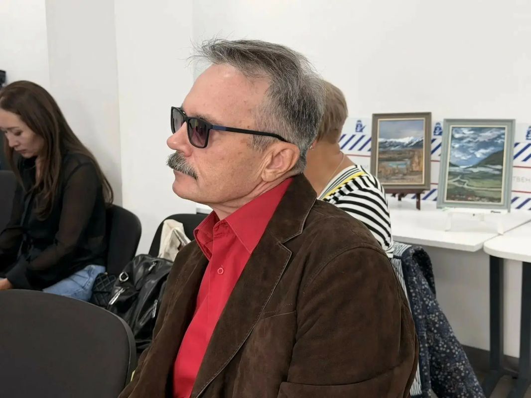 В Штабе общественной поддержки Единой России прошла выставка картин Эркелей Тоедовой В Штабе общественной поддержки Единой России прошла выставка картин Эркелей Тоедовой