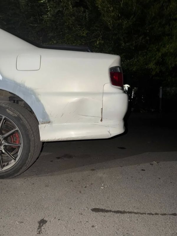Сегодня по адресу Панфиловцев, 15, примерно в 19:00–23:30 кто-то врезался в припаркованный Чайзер 100 и скрылся