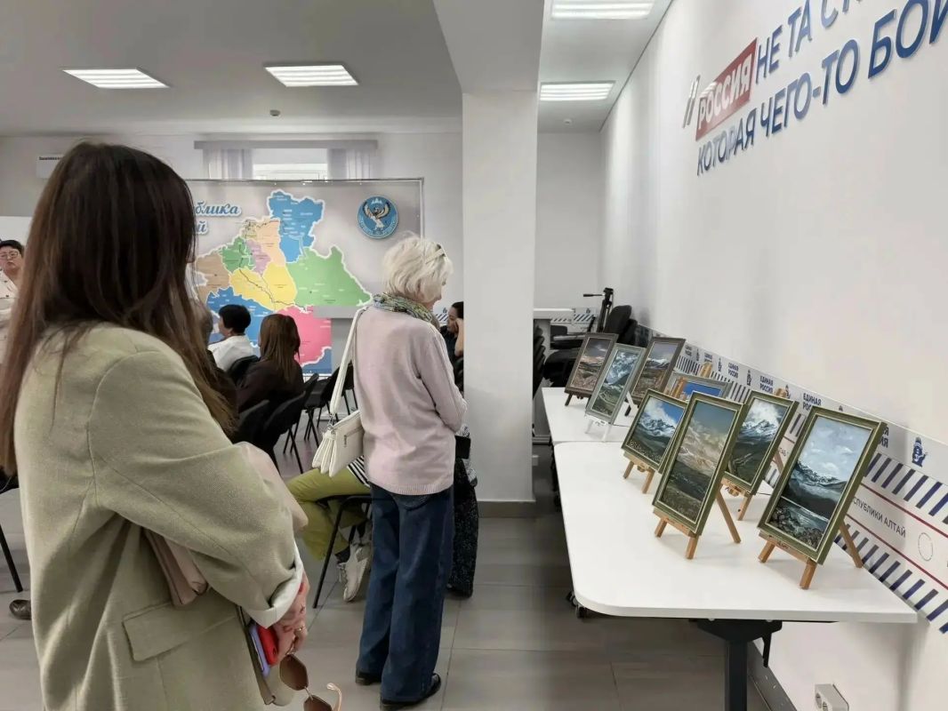 В Штабе общественной поддержки Единой России прошла выставка картин Эркелей Тоедовой В Штабе общественной поддержки Единой России прошла выставка картин Эркелей Тоедовой