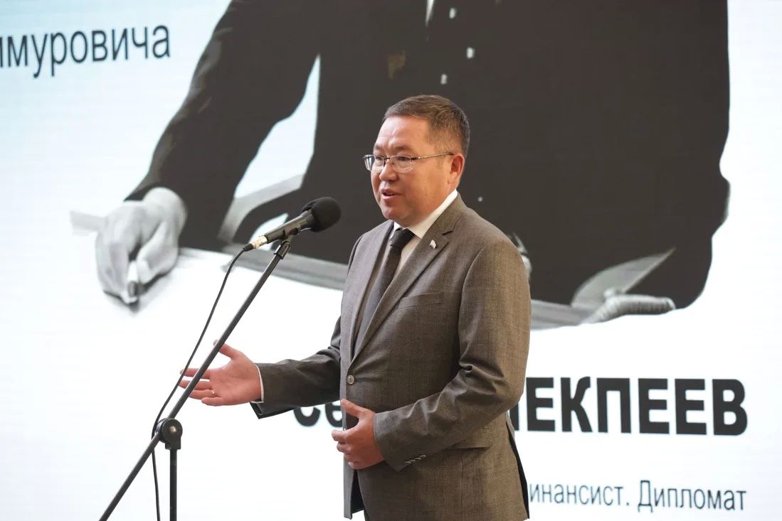 В Республике Алтай почтили память государственного деятеля Сергея Пекпеева В Республике Алтай почтили память государственного деятеля Сергея Пекпеева
