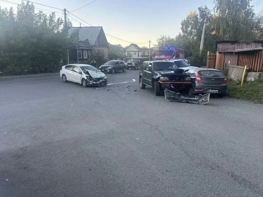 Три автомобиля столкнулись вчера вечером в Горно-Алтайске по вине автоледи, пострадали четверо детей-пассажиров Три автомобиля столкнулись вчера вечером в Горно-Алтайске по вине автоледи, пострадали четверо детей-пассажиров