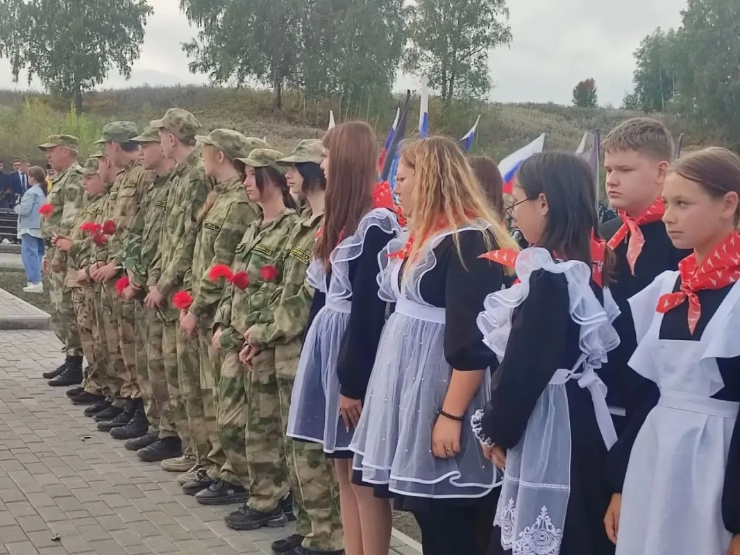 Сегодня в Майме прохошла торжественная и скорбная церемония захоронения останков участника Великой Отечественной войны, лейтенанта Рабоче-крестьянской Красной армии Николая Васильевича Суртаева Сегодня в Майме прохошла торжественная и скорбная церемония захоронения останков участника Великой Отечественной войны, лейтенанта Рабоче-крестьянской Красной армии Николая Васильевича Суртаева