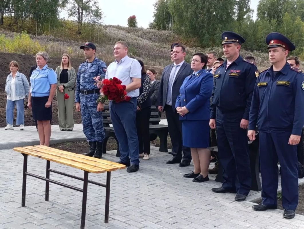 Сегодня на Аллее Славы в Майме состоялась церемония прощания с нашим земляком — участником Великой Отечественной войны, лейтенантом Николаем Васильевичем Суртаевым Сегодня на Аллее Славы в Майме состоялась церемония прощания с нашим земляком — участником Великой Отечественной войны, лейтенантом Николаем Васильевичем Суртаевым