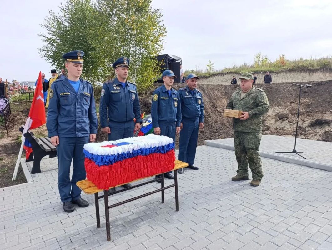 Сегодня на Аллее Славы в Майме состоялась церемония прощания с нашим земляком — участником Великой Отечественной войны, лейтенантом Николаем Васильевичем Суртаевым Сегодня на Аллее Славы в Майме состоялась церемония прощания с нашим земляком — участником Великой Отечественной войны, лейтенантом Николаем Васильевичем Суртаевым