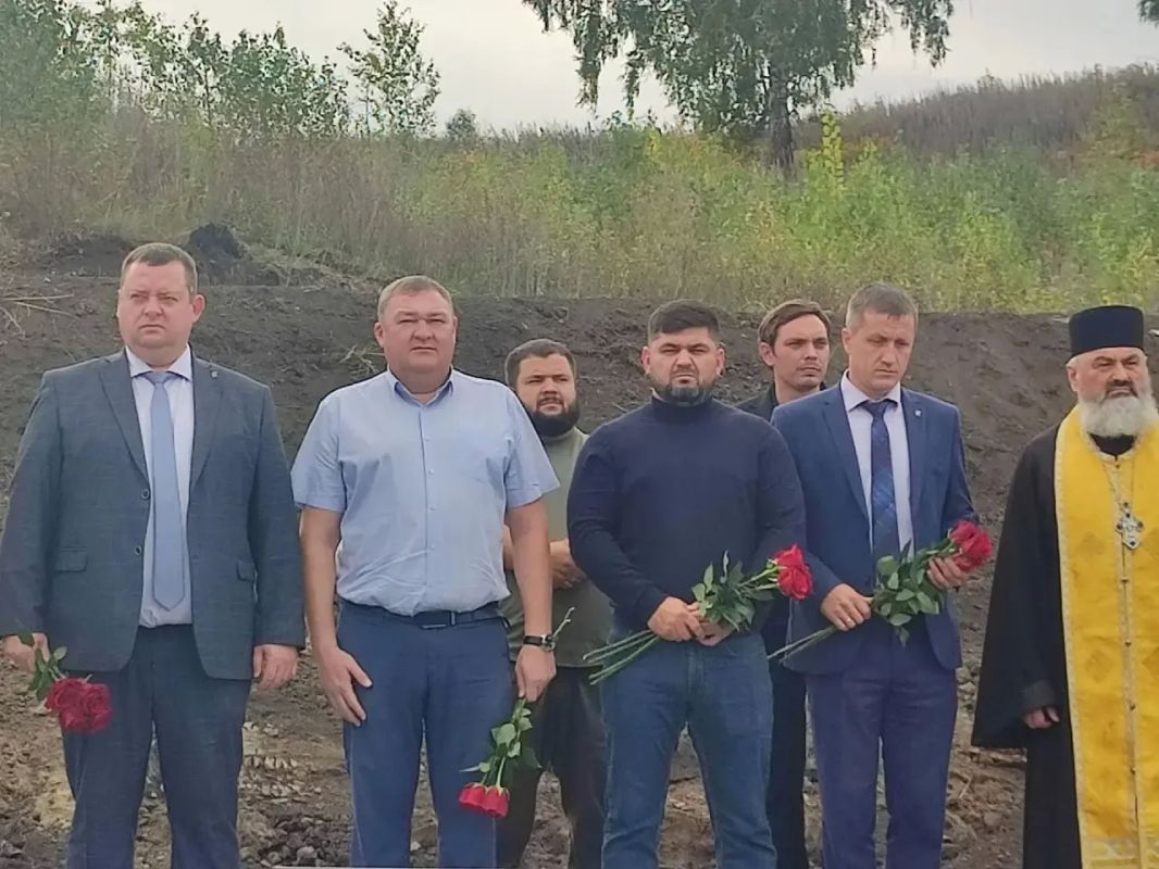 Сегодня в Майме прохошла торжественная и скорбная церемония захоронения останков участника Великой Отечественной войны, лейтенанта Рабоче-крестьянской Красной армии Николая Васильевича Суртаева Сегодня в Майме прохошла торжественная и скорбная церемония захоронения останков участника Великой Отечественной войны, лейтенанта Рабоче-крестьянской Красной армии Николая Васильевича Суртаева
