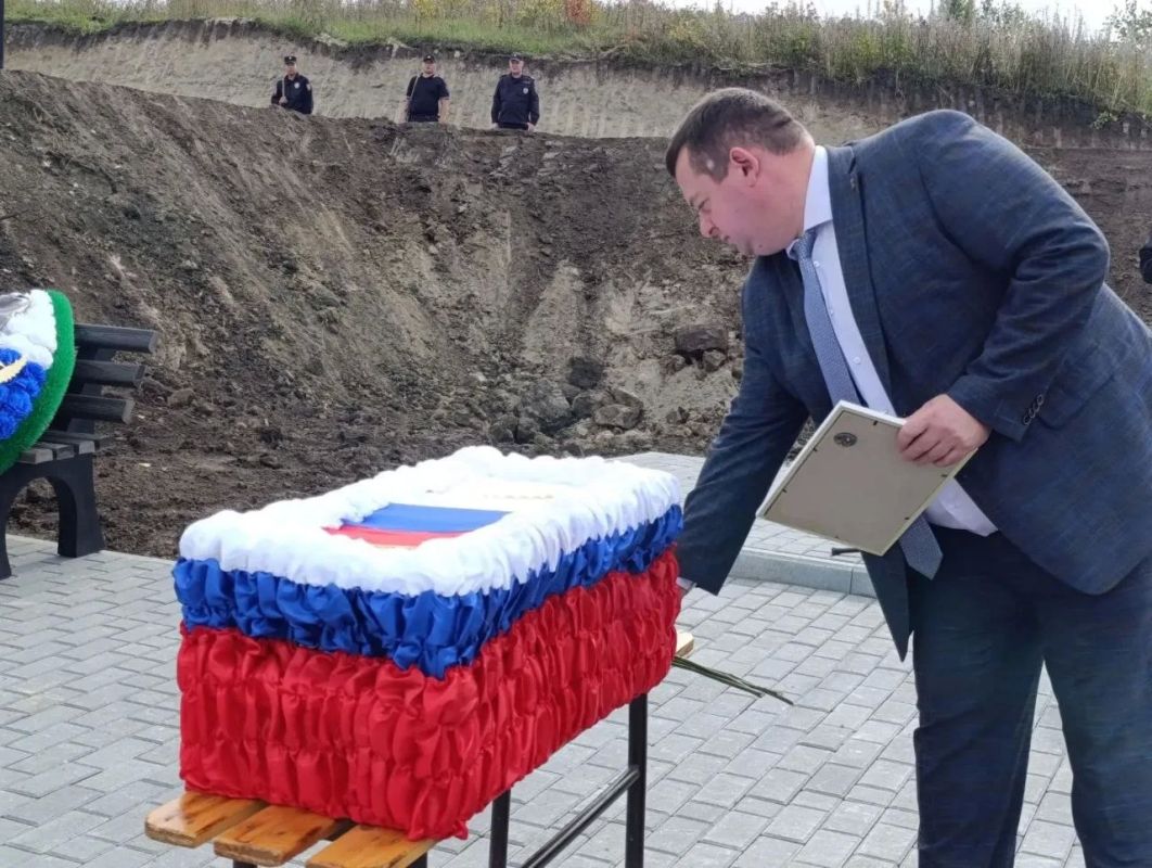 Сегодня на Аллее Славы в Майме состоялась церемония прощания с нашим земляком — участником Великой Отечественной войны, лейтенантом Николаем Васильевичем Суртаевым Сегодня на Аллее Славы в Майме состоялась церемония прощания с нашим земляком — участником Великой Отечественной войны, лейтенантом Николаем Васильевичем Суртаевым