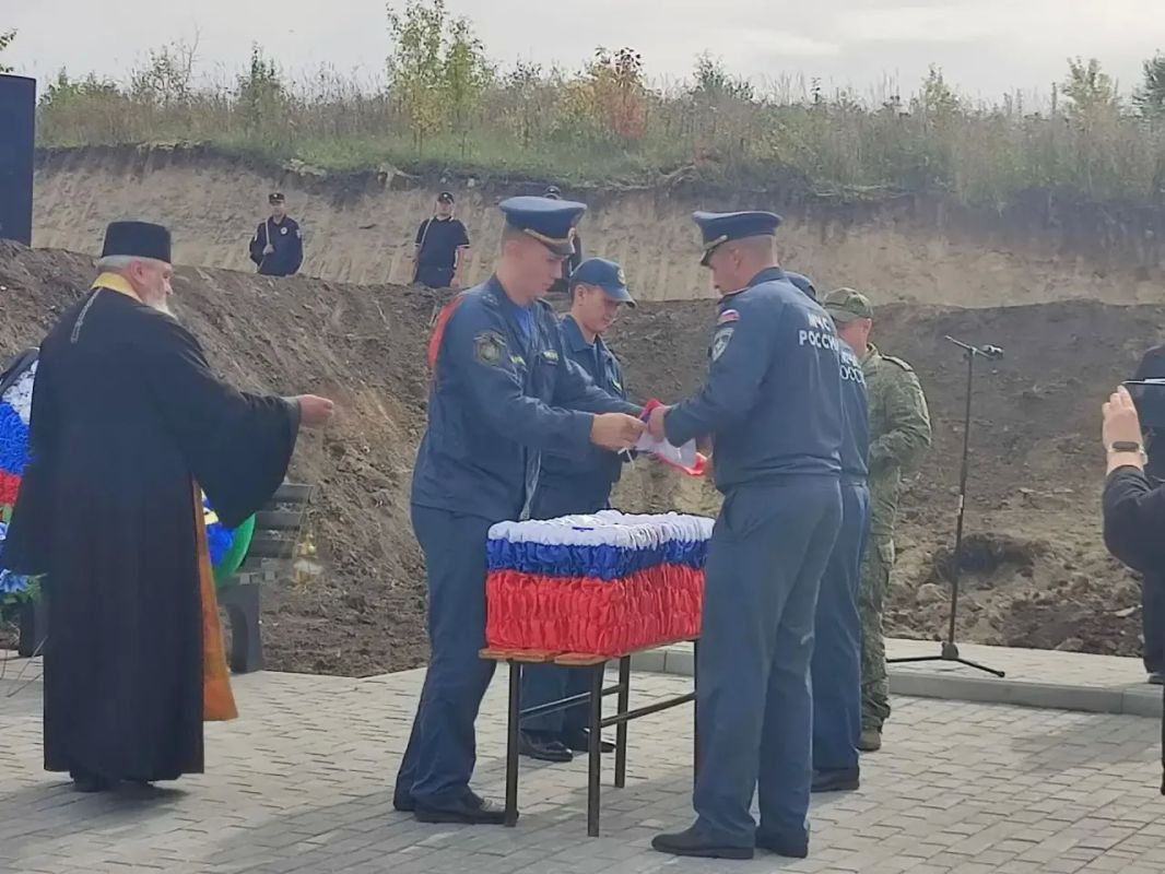 Сегодня в Майме прохошла торжественная и скорбная церемония захоронения останков участника Великой Отечественной войны, лейтенанта Рабоче-крестьянской Красной армии Николая Васильевича Суртаева Сегодня в Майме прохошла торжественная и скорбная церемония захоронения останков участника Великой Отечественной войны, лейтенанта Рабоче-крестьянской Красной армии Николая Васильевича Суртаева