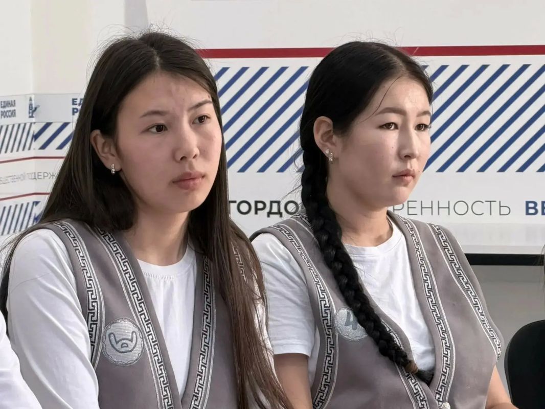 В штабе общественной поддержки Единой России в рамках проекта «Культура малой Родины» состоялась встреча с Аруной Тельбековой — хранительницей алтайских традиций, основательницей проекта «Экпин» В штабе общественной поддержки Единой России в рамках проекта «Культура малой Родины» состоялась встреча с Аруной Тельбековой — хранительницей алтайских традиций, основательницей проекта «Экпин»