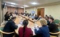 Председатель Госсобрания – Эл Курултай Эжер Ялбаков проводит Правительственный час по вопросу готовности системы образования к новому учебному году