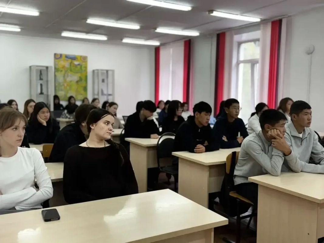 Председатель комитета по национальной политике, образованию, культуре, общественным объединениям и СМИ Наталья Екеева провела встречу со студентами Горно-Алтайского политехнического колледжа, посвященную 35-летию со дня... Председатель комитета по национальной политике, образованию, культуре, общественным объединениям и СМИ Наталья Екеева провела встречу со студентами Горно-Алтайского политехнического колледжа, посвященную 35-летию со дня...