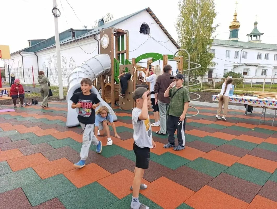 В Майме открыли детскую площадку и завершили ремонт Зала бокса В Майме открыли детскую площадку и завершили ремонт Зала бокса