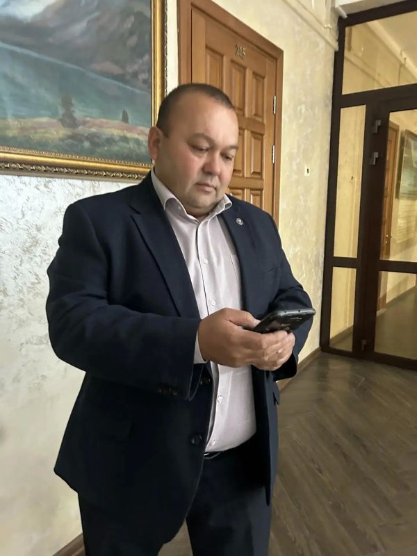 Депутаты Госсобрания – Эл Курултай голосуют на выборах Депутаты Госсобрания – Эл Курултай голосуют на выборах