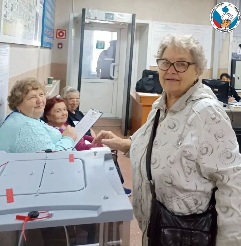 Голосует старшее поколение Голосует старшее поколение