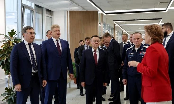 Сохранение национального достояния: полпред и федеральные министры осмотрели уникальные фонды ГПНТБ СО РАН